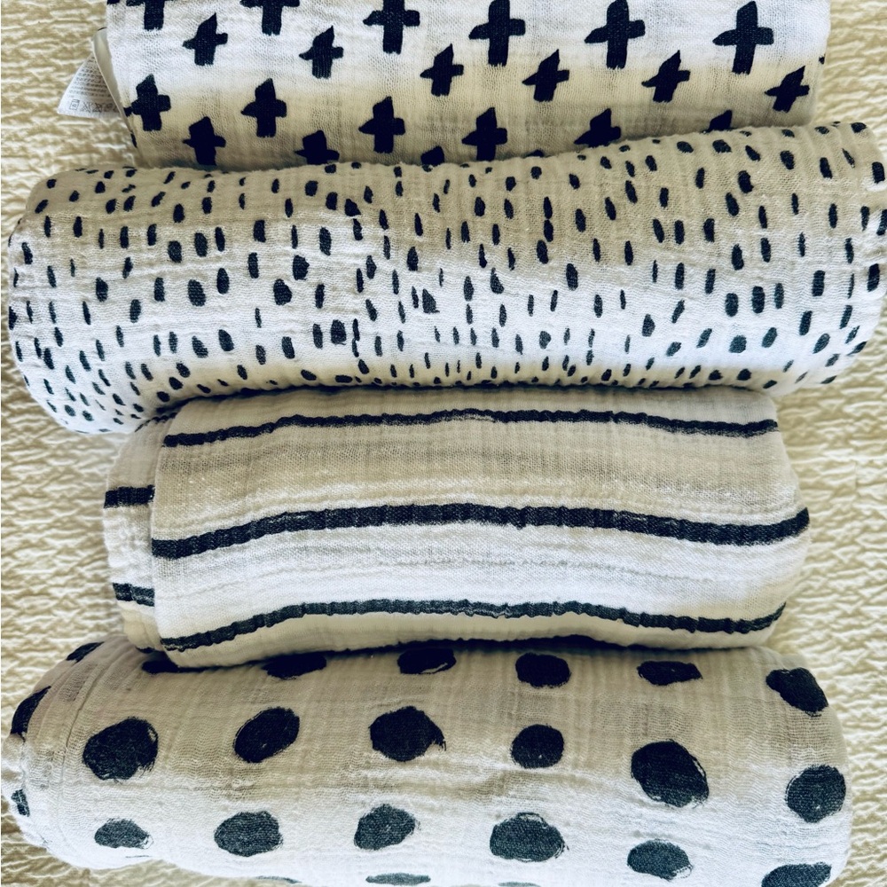aden + anais Black and White Muslin Swaddle Blankets - set of 4